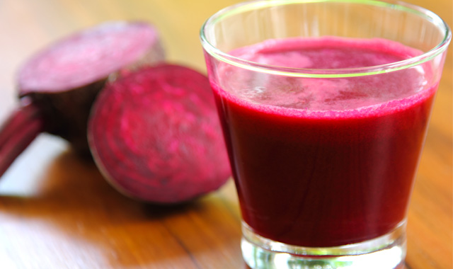 Procure tomar sempre de um a dois copos por dia do suco rosa (Foto: Reprodução)